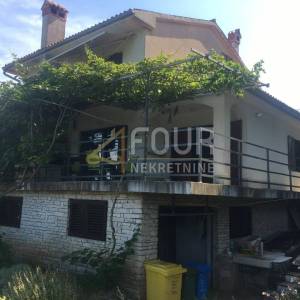 Istra, Trget, kuća s 2 stana, garaža, velika okućnica, blizina mora