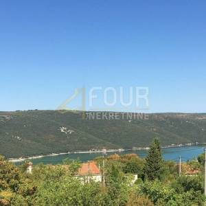 Istra, Trget, kuća s 2 stana, garaža, velika okućnica, blizina mora