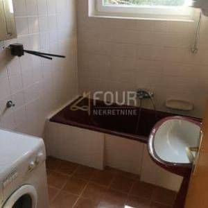 Istra, Trget, kuća s 2 stana, garaža, velika okućnica, blizina mora