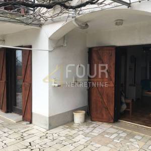 Istra, Trget, kuća s 2 stana, garaža, velika okućnica, blizina mora