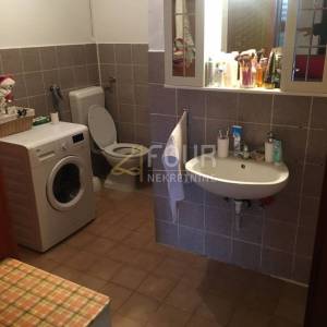 Istra, Trget, kuća s 2 stana, garaža, velika okućnica, blizina mora