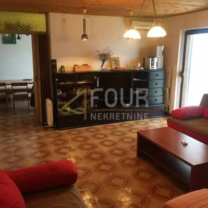 Istra, Trget, kuća s 2 stana, garaža, velika okućnica, blizina mora