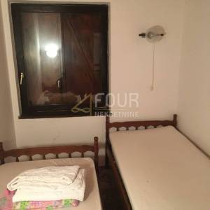 Istra, Trget, kuća s 2 stana, garaža, velika okućnica, blizina mora