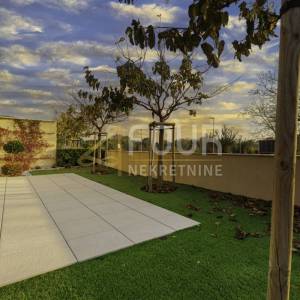 Istra, Umag - okolica, stan - luksuzni resort, 1. red do mora