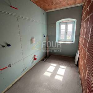 Istra, Višnjan, kamena kuća u nizu, 210m2