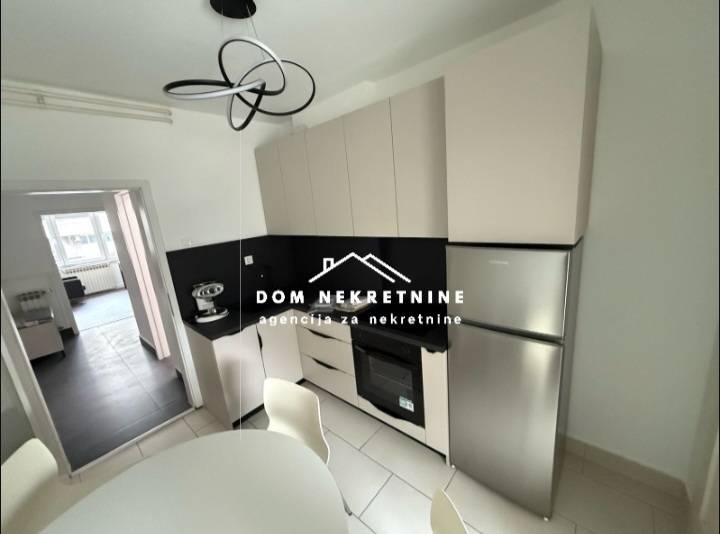 IZNAJMLJUJE SE TROSOBNI STAN U CENTRU OSIJEKA