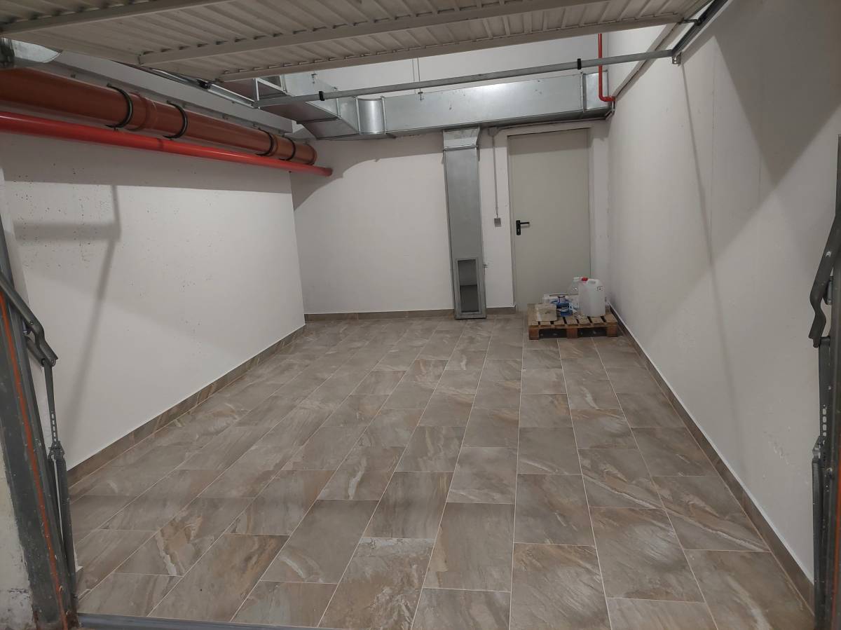 Iznajmljujem garažu na Trešnjevci u neposrednoj blizini Trešnj. placa.