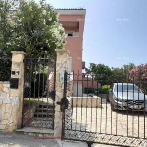 Izvrsna prilika! Ekskluzivna prodaja stana na top lokaciji s okućnicom i parkinim mjestom. Pogled na more! Pošesi, Medulin!!...