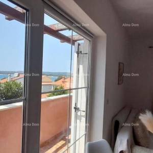 Izvrsna prilika! Ekskluzivna prodaja stana na top lokaciji s okućnicom i parkinim mjestom. Pogled na more! Pošesi, Medulin!!...