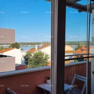 Izvrsna prilika! Ekskluzivna prodaja stana na top lokaciji s okućnicom i parkinim mjestom. Pogled na more! Pošesi, Medulin!!...