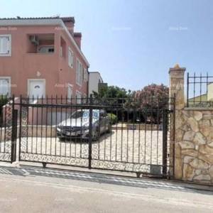 Izvrsna prilika! Ekskluzivna prodaja stana na top lokaciji s okućnicom i parkinim mjestom. Pogled na more! Pošesi, Medulin!!...