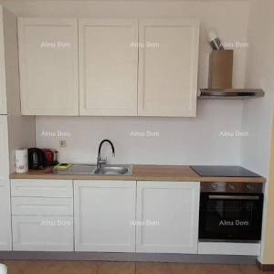 Izvrsna prilika! Ekskluzivna prodaja stana na top lokaciji s okućnicom i parkinim mjestom. Pogled na more! Pošesi, Medulin!!...