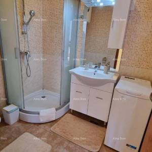 Izvrsna prilika! Ekskluzivna prodaja stana na top lokaciji s okućnicom i parkinim mjestom. Pogled na more! Pošesi, Medulin!!...