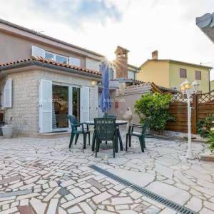 Izvrsna prilika! Prodaja - atraktivna dvojna kuća s bazenom i uređenom okućnicom, Banjole!