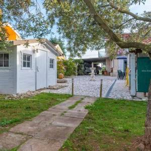 Izvrsna prilika! Prodaja - atraktivna dvojna kuća s bazenom i uređenom okućnicom, Banjole!