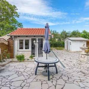 Izvrsna prilika! Prodaja - atraktivna dvojna kuća s bazenom i uređenom okućnicom, Banjole!