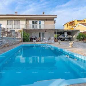 Izvrsna prilika! Prodaja - atraktivna dvojna kuća s bazenom i uređenom okućnicom, Banjole!