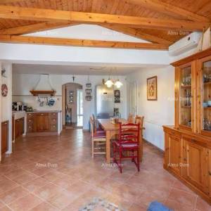 Izvrsna prilika! Prodaja - atraktivna dvojna kuća s bazenom i uređenom okućnicom, Banjole!