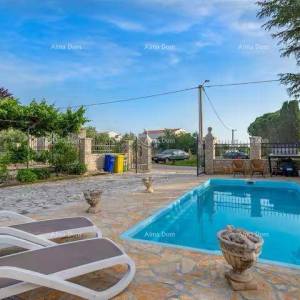 Izvrsna prilika! Prodaja - atraktivna dvojna kuća s bazenom i uređenom okućnicom, Banjole!