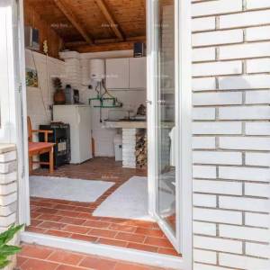 Izvrsna prilika! Prodaja - atraktivna dvojna kuća s bazenom i uređenom okućnicom, Banjole!