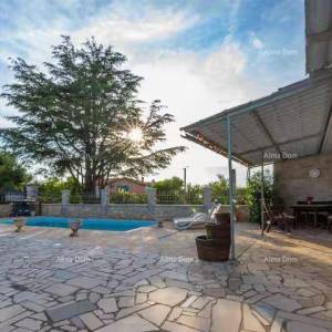 Izvrsna prilika! Prodaja - atraktivna dvojna kuća s bazenom i uređenom okućnicom, Banjole!