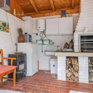 Izvrsna prilika! Prodaja - atraktivna dvojna kuća s bazenom i uređenom okućnicom, Banjole!