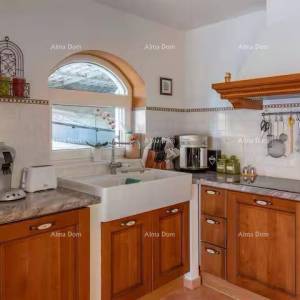 Izvrsna prilika! Prodaja - atraktivna dvojna kuća s bazenom i uređenom okućnicom, Banjole!