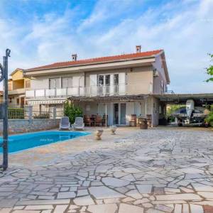 Izvrsna prilika! Prodaja - atraktivna dvojna kuća s bazenom i uređenom okućnicom, Banjole!