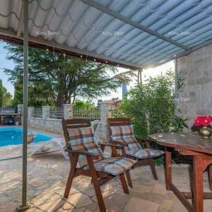 Izvrsna prilika! Prodaja - atraktivna dvojna kuća s bazenom i uređenom okućnicom, Banjole!