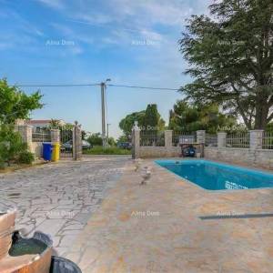 Izvrsna prilika! Prodaja - atraktivna dvojna kuća s bazenom i uređenom okućnicom, Banjole!