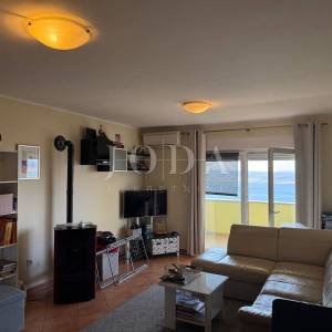 Jadranovo-Dvosobni stan na prvom katu sa otvorenim pogledom