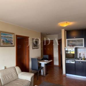 Jadranovo-Dvosobni stan na prvom katu sa otvorenim pogledom