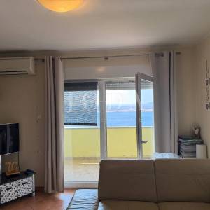 Jadranovo-Dvosobni stan na prvom katu sa otvorenim pogledom