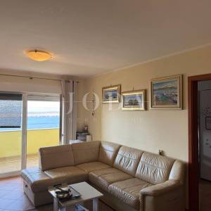 Jadranovo-Dvosobni stan na prvom katu sa otvorenim pogledom