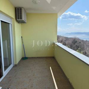 Jadranovo-Dvosobni stan na prvom katu sa otvorenim pogledom