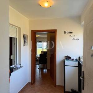 Jadranovo-Dvosobni stan na prvom katu sa otvorenim pogledom