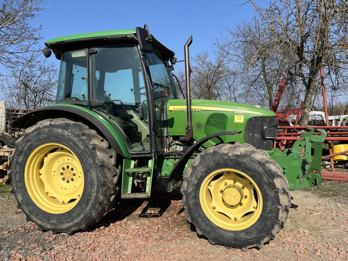 John Deere 5820