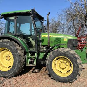 John Deere 5820