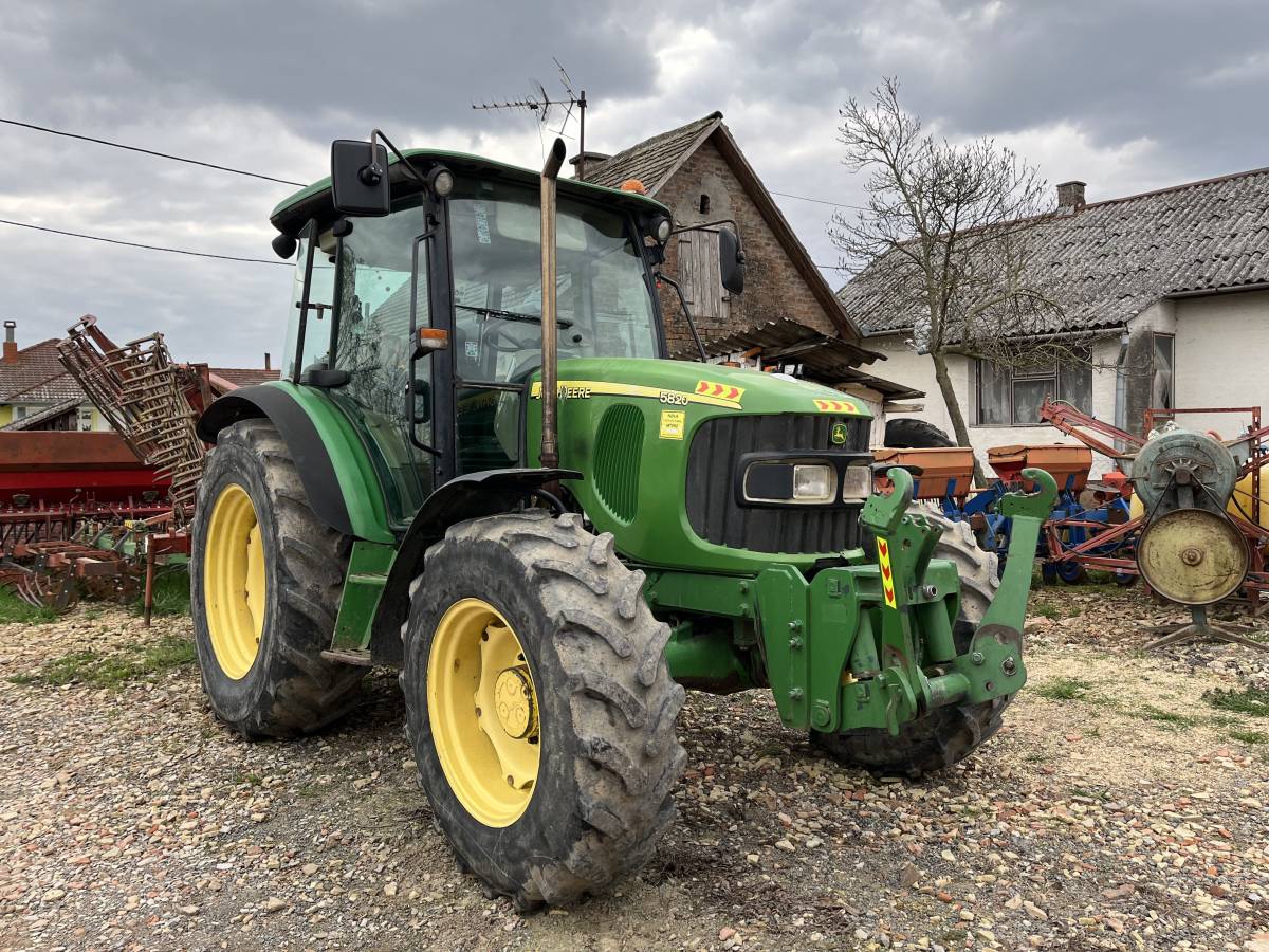 John Deere 5820
