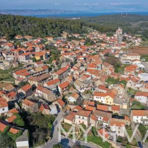 Kamena kuća pokraj stare crkve