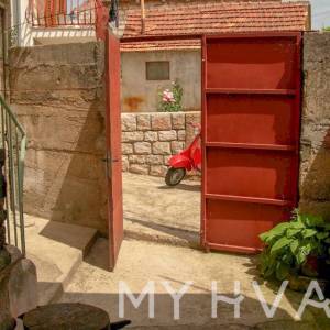 Kamena kuća pokraj stare crkve