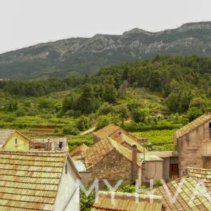 Kamena kuća pokraj stare crkve