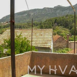 Kamena kuća pokraj stare crkve