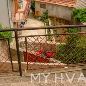 Kamena kuća pokraj stare crkve