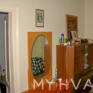 Kamena kuća pokraj stare crkve