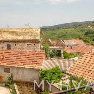 Kamena kuća pokraj stare crkve