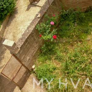 Kamena kuća pokraj stare crkve