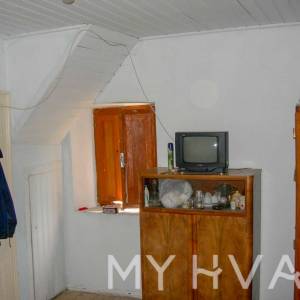 Kamena kuća pokraj stare crkve