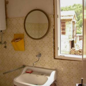 Kamena kuća pokraj stare crkve