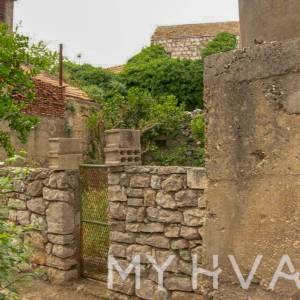 Kamena kuća pokraj stare crkve